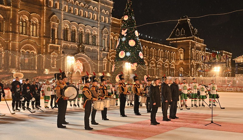Сборная команда Калужской области и Службы коменданта Московского Кремля провели товарищеский хоккейный матч на Красной площади