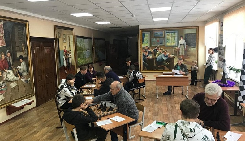 Шахматный клуб «Брынская ладья» провел турнир между командами школьников и выпускников