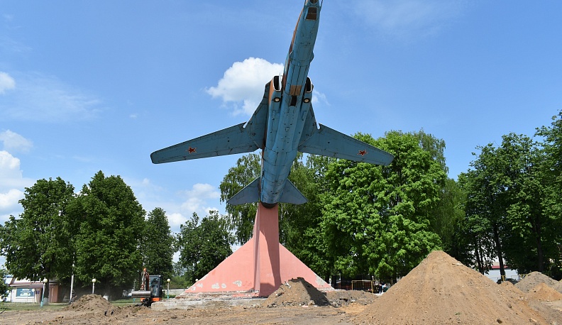В Кирове начали благоустраивать сквер у самолёта на площади Победы