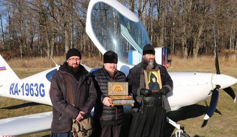 Священник совершил на самолете молитвенный облет Козельского района