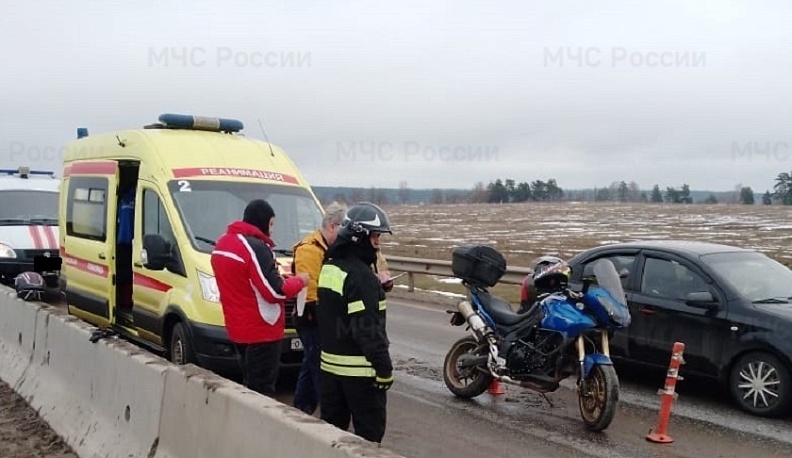 Мотоцикл въехал в отбойник на трассе в Калужской области
