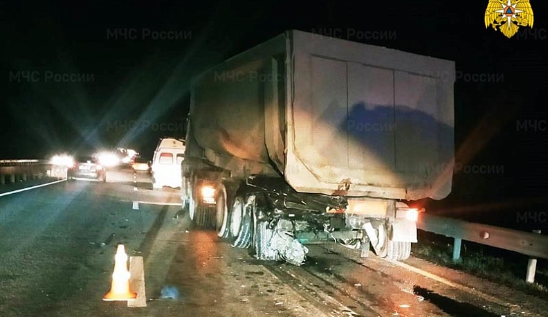 Под Калугой в аварии внедорожника и большегруза погибли люди