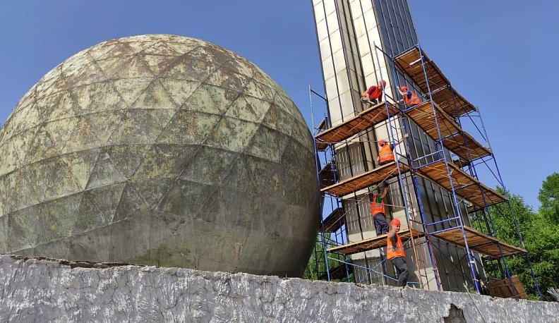 В Калуге начали ремонтировать «шарик» на парадном въезде в город