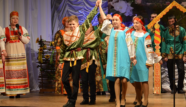 Праздник художественной самодеятельности в театральных декорациях