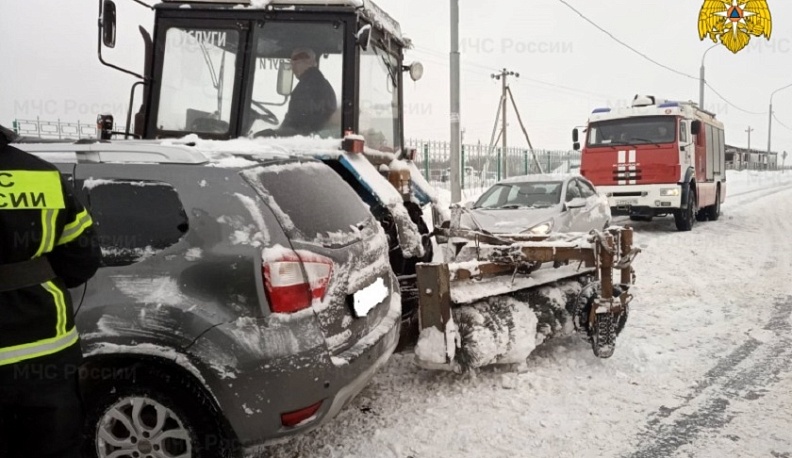 Под Калугой трактор протаранил легковушку