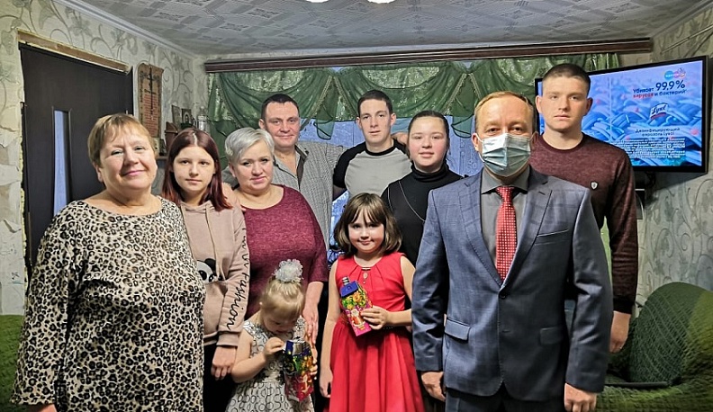 Дмитрий Удалов поздравил семью из Людинова