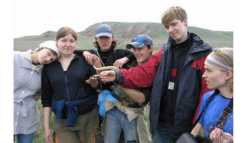 Студенты  3 курса Института естествознания КГУ на полевой практике в Астраханской области. В руках у студентов безобидный неядовитый полоз.  