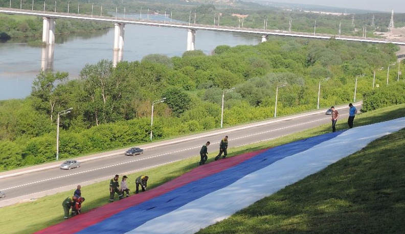 На склоне калужского парка развертывают огромный триколор