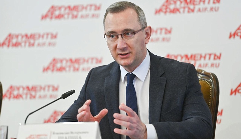 Владислав Шапша поздравил «Аргументы и факты» с юбилеем