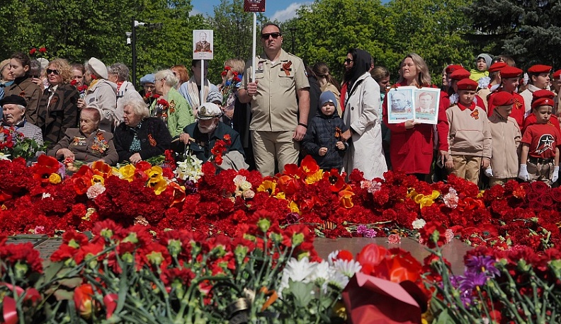 Несколько сотен калужан почтили память павших в Великой Отечественной войне у Вечного огня в областной столице