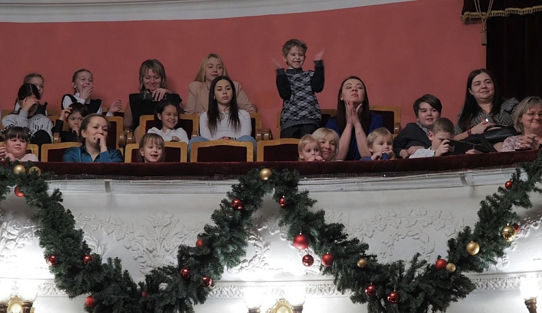 В Калуге зрителями премьерного показа новогодней сказки стали дети участников СВО