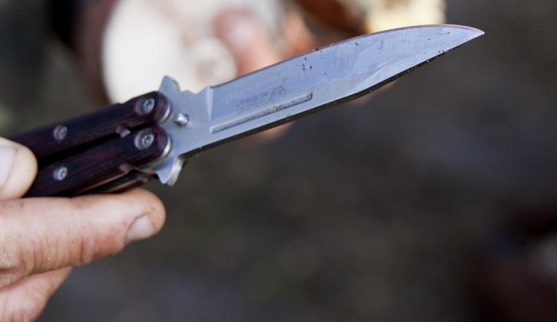 В ответ на просьбу не курить мужчина взялся за нож