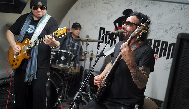  Перед концертом в Обнинске международное музыкальное трио – Марко Мендоза, Роман Мирошниченко, Валерий Черноок - провело репетицию в калужском «Рок-подвале».