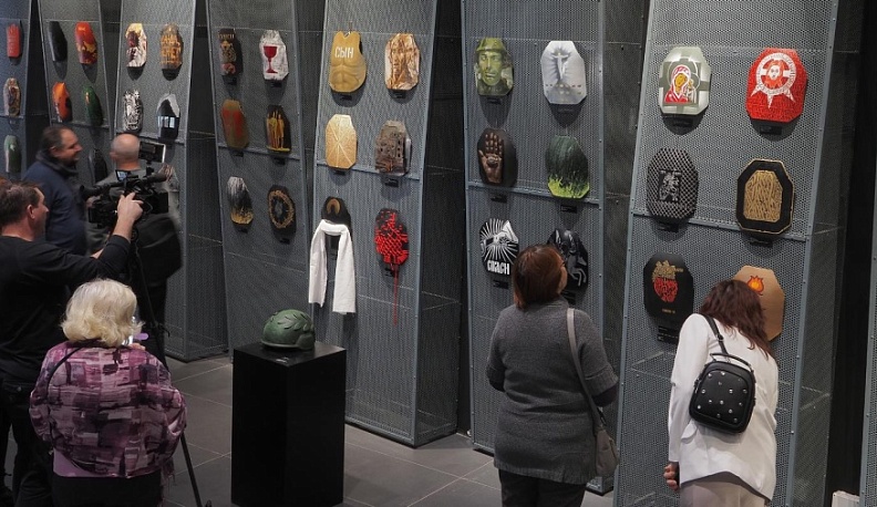 Цветы и лики на стали