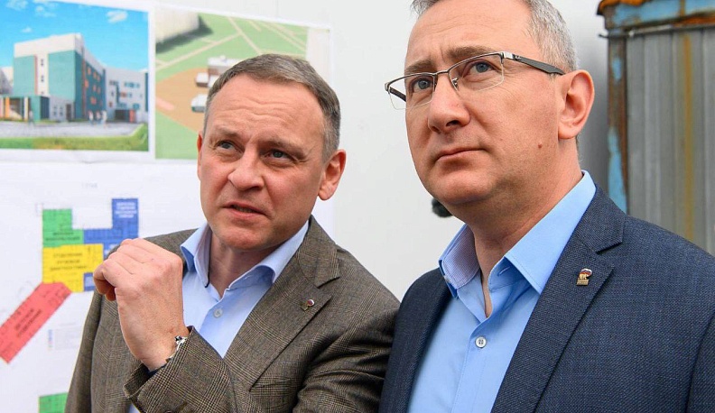 Владислав Шапша вместе с руководителем Центрисполкома «Единой России» Александром Сидякиным посетили строящиеся в Калуге школу и поликлинику