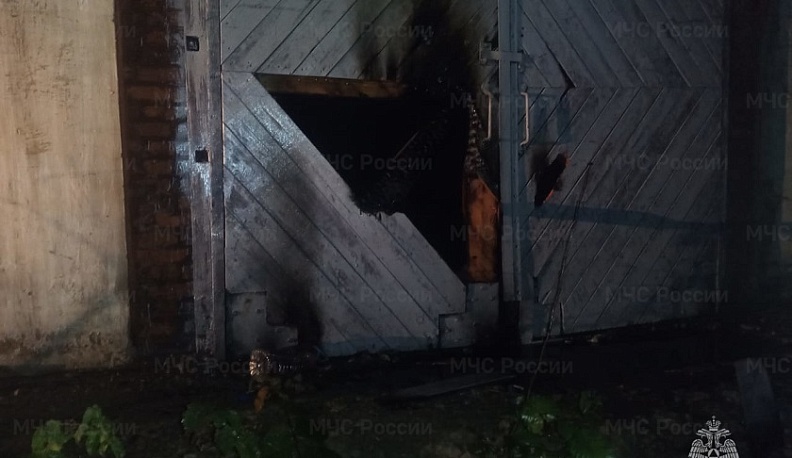 Склад загорелся в Дзержинском районе