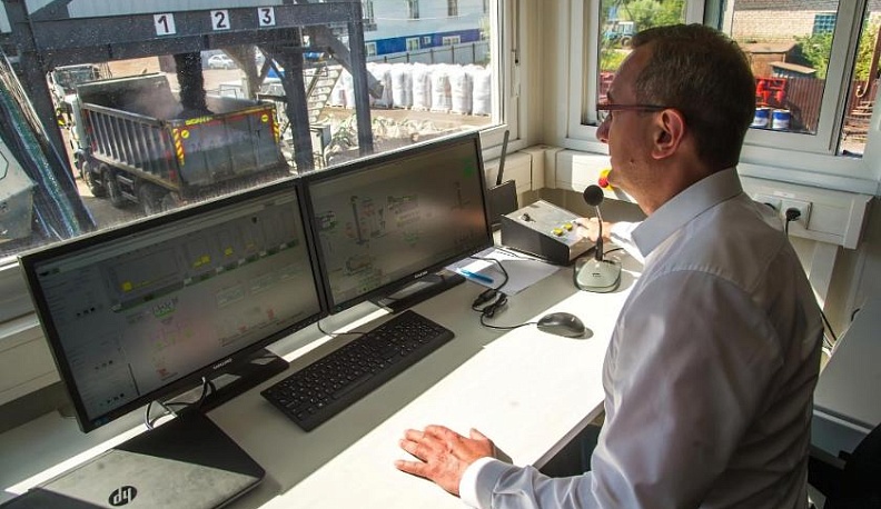 Владислав Шапша осмотрел новую производственную площадку асфальтового завода в Мещовском районе