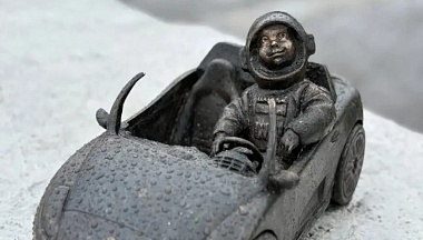 Маленькую фигурку космонавта в кабриолете установили у памятника 600-летию Калуги 