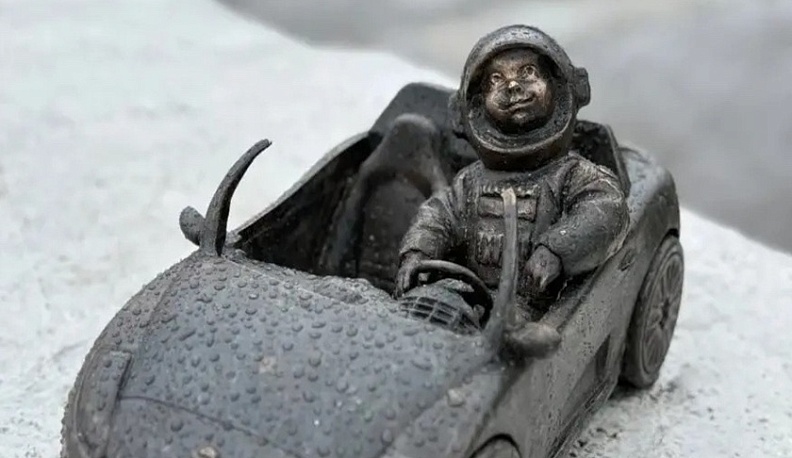 Маленькую фигурку космонавта в кабриолете установили у памятника 600-летию Калуги 