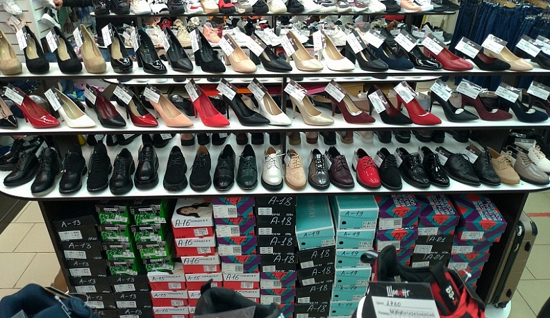 В Калуге таможенники обнаружили более 200 пар немаркированной обуви