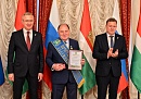 Владислав Шапша вручил регалии Почётного гражданина Калужской области Юрию Зельникову Владислав Шапша вручил регалии Почётного гражданина Калужской области Юрию Зельникову