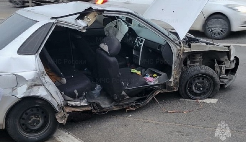 Тотальное ДТП с отбойником произошло в Калуге