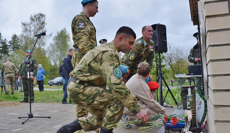 «Никто, кроме нас»: в Тарусе открыли памятный знак воинам-десантникам