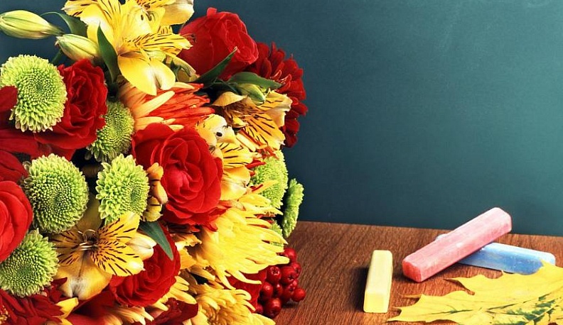 Анатолий Артамонов поздравил учителей с их профессиональным праздником.