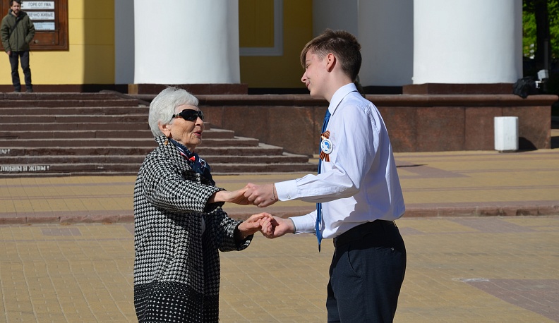 Жители Калуги закружились в «Вальсе Победы»