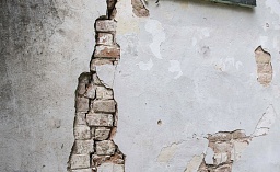 Стены исторического памятника украшены мемориальными досками