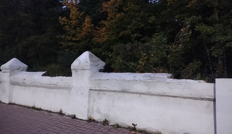 Забор Пятницкого кладбища в Калуге продолжает разрушаться