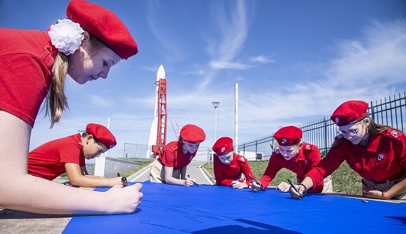 В Калуге прошел флешмоб, посвященный российскому флагу