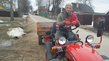 Из блиндажа на трактор