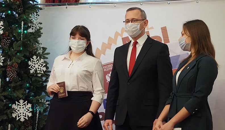 Владислав Шапша вручил паспорта юным калужанам