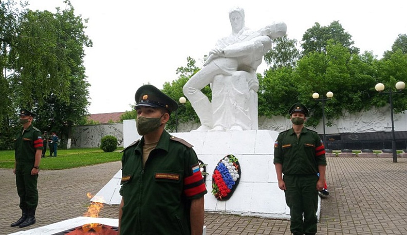 Руководители Козельского района и дивизии возложили цветы к Вечному огню