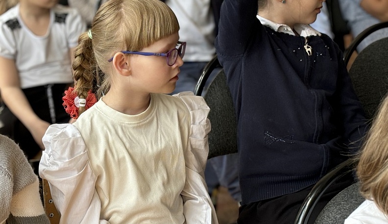 Первоклассникам калужской школы №4 рассказали о важности соблюдения ПДД