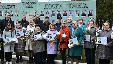 В Тарусе в День Весны и Труда обновили районную Доску почета
