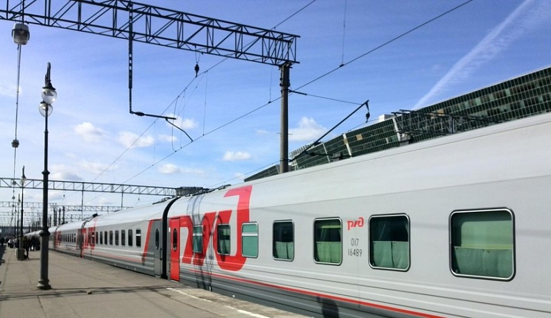 Пассажиры московской железной дороги проходят проверку тепловизором