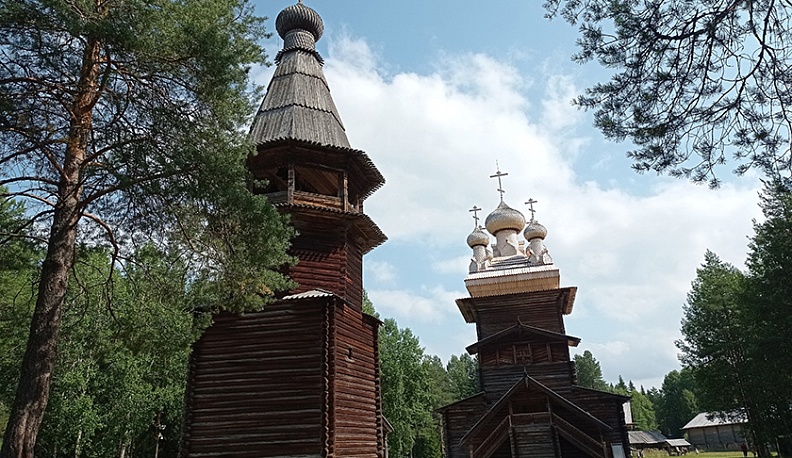 Музейный комплекс «Малые Корелы» - собрание памятников деревянного зодчества русского Севера под открытым небом. На территории площадью почти 140 га размещено 120 разных строений XVII - начала XX веков. Персонал музея, от вахтеров и смотрителей до экскурс