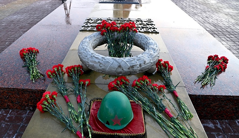 Владислав Шапша возложил цветы к Могиле неизвестного солдата в Калуге