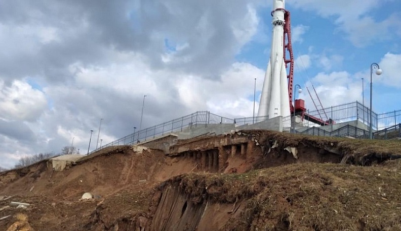 Дмитрий Денисов проконтролировал ход работ на склоне у музея космонавтики