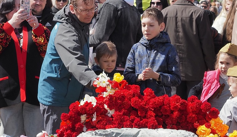 Несколько сотен калужан почтили память павших в Великой Отечественной войне у Вечного огня в областной столице