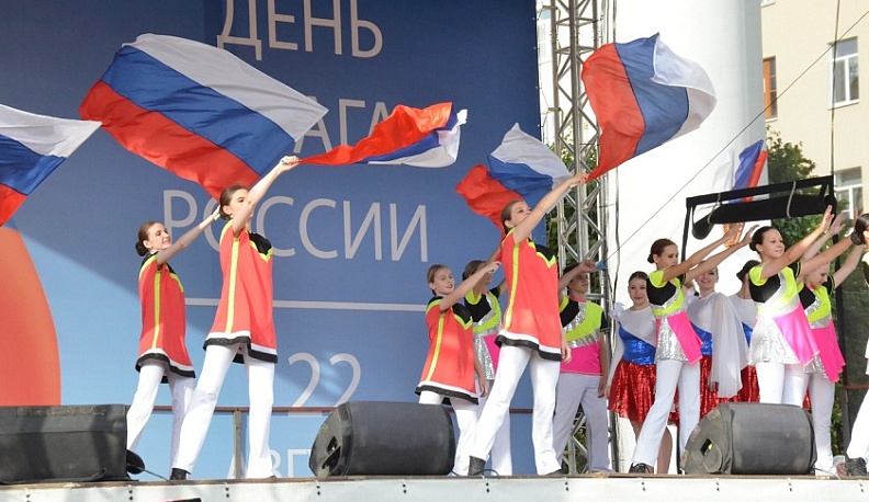 Калужане отметили День Государственного флага РФ флешмобом и праздничным концертом