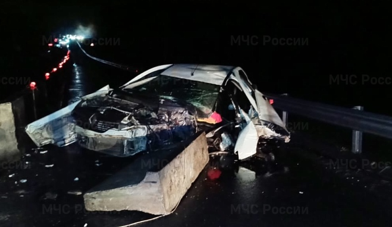 В Калужской области «Рено» влетел в бетонную ограду