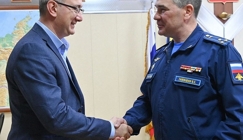 Владислав Шапша наградил войсковую часть в Шайковке