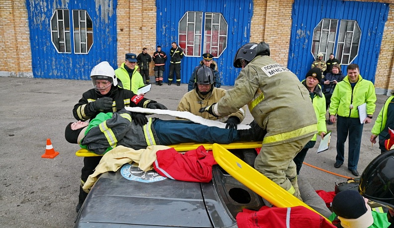 В Калуге в условиях близких к реальным проходят соревнования по спасению в ДТП