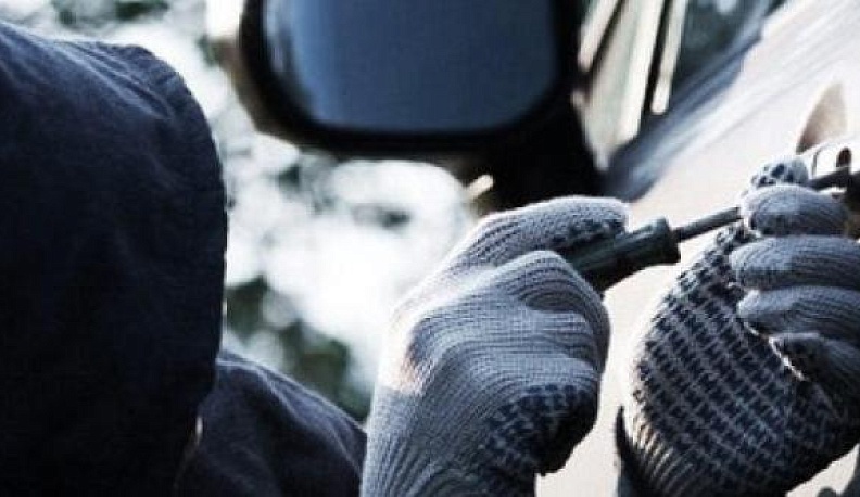 Серийные воры вскрыли восемь машин в Калуге