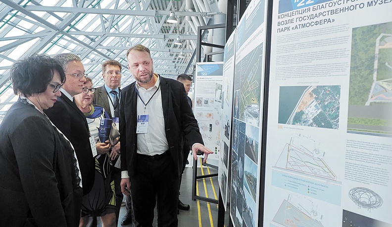 Алексей Комов знакомит Ольгу Иванову, Дмитрия Денисова и директора Государственного музея истории космонавтики Наталью Абакумову с проектами конкурса.