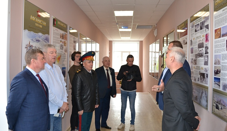 Кировской школе №2 подарили стендовую экспозицию об Афганской войне