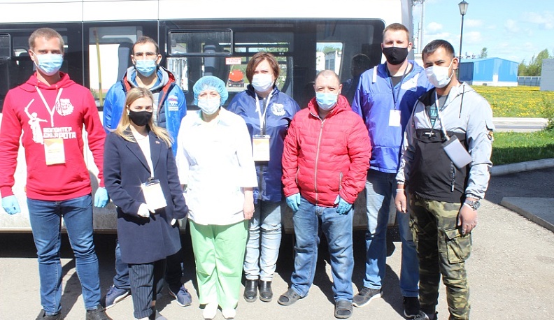 Калужские волонтёры подсластили трудовые будни врачей